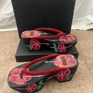 Moda Women's Black Asian Wood Thong Sandals with Red Floral Design